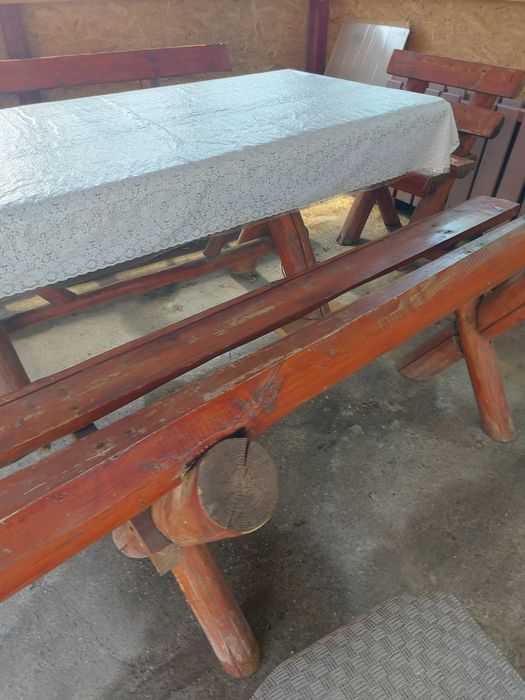Masa lemn masiv și bănci gradina