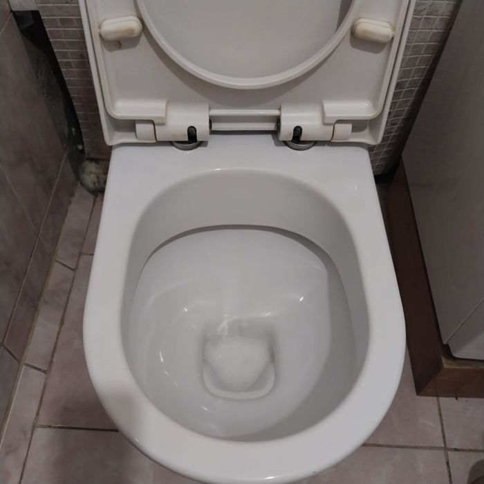 Унитаз обычный  продам с бочком