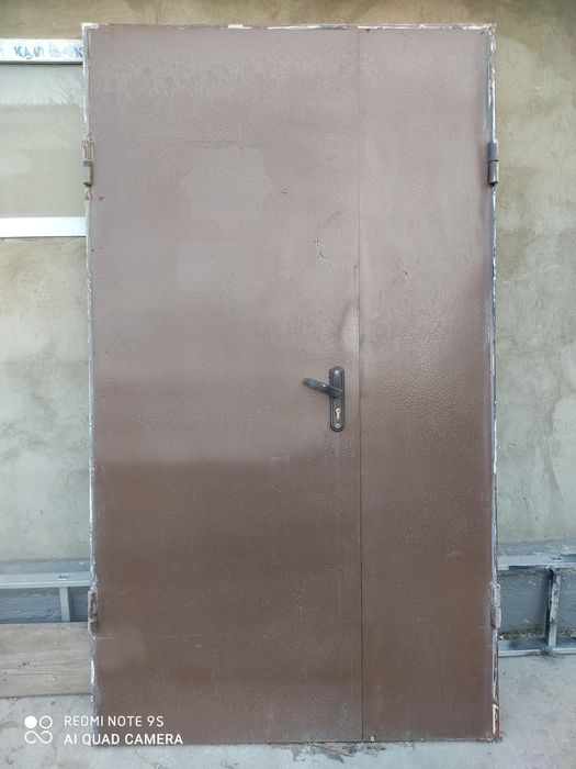 Надёжная металлическая дверь.
