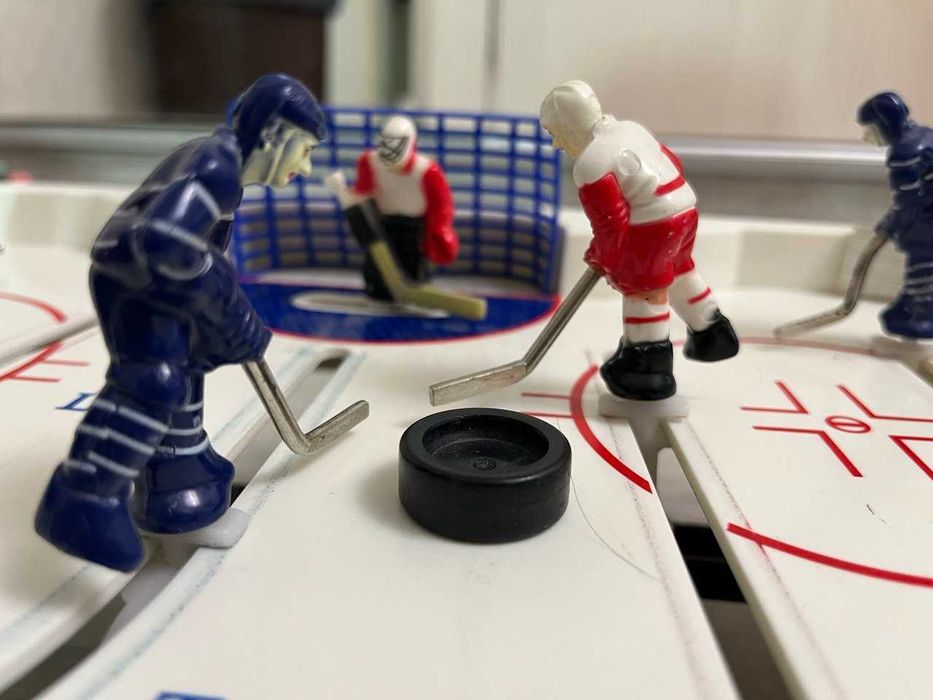 Настольный хоккей.