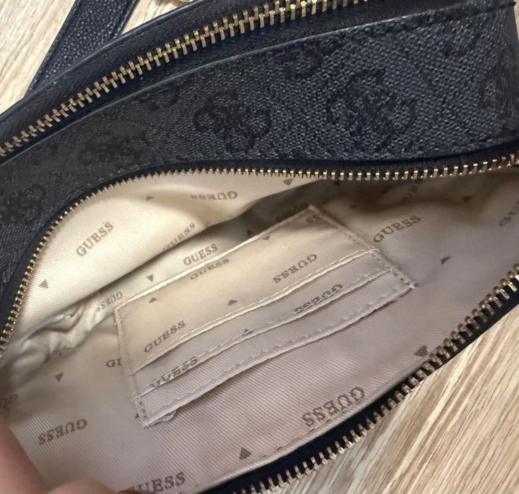 Дамска чанта Guess