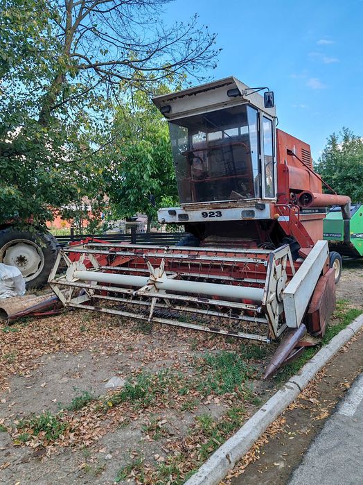 Vând combină International 923.