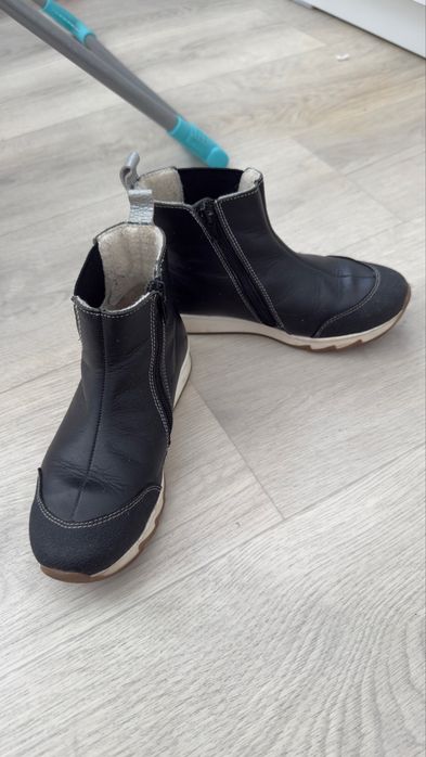 Продам ботинки осенние на девочку