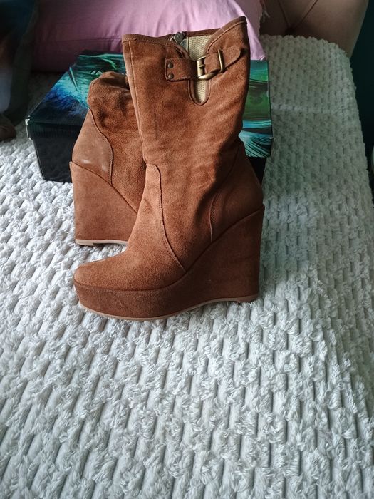 Боти и ботуши от естествена кожа и велур