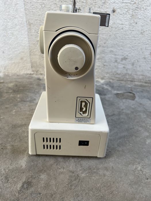 Masina de cucut Necchi 559 ( fără pedală, pentru piese/reparat)