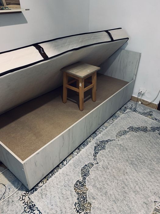 Vand pat de o persoana din lemn