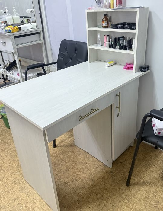 Продам маникюрный стол