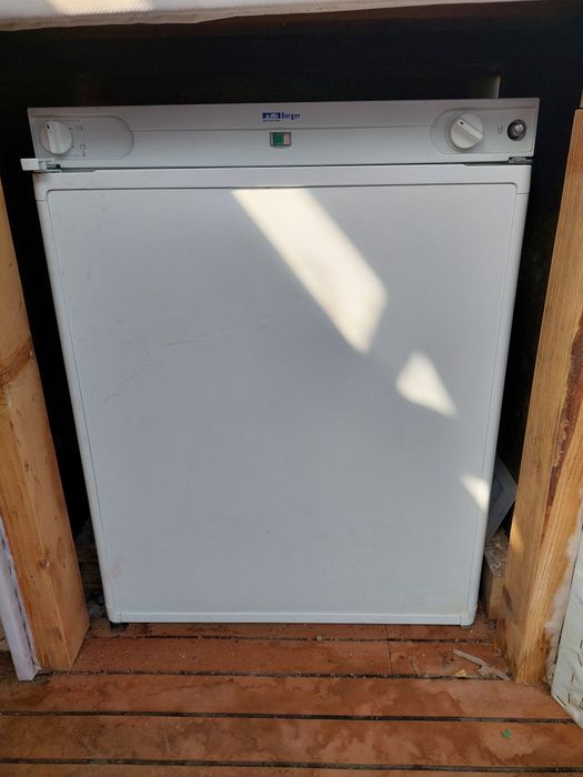 Vând barca cabinata cu motor și peridoc