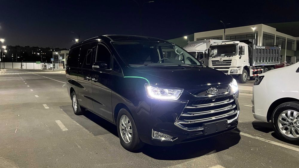 Jac M4 yangi sotuvda tayor