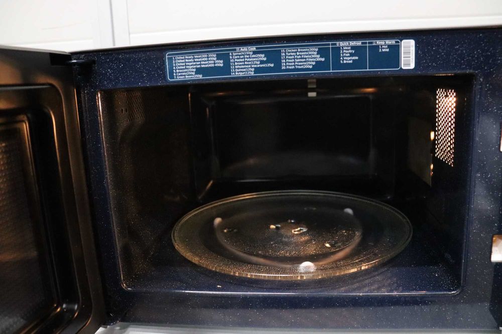 Samsung Микровълнова фурна с четири вълни, 800 W, 23L