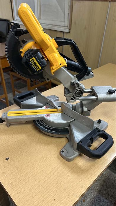 Потапящ циркуляр с Герунг DEWALT 18W