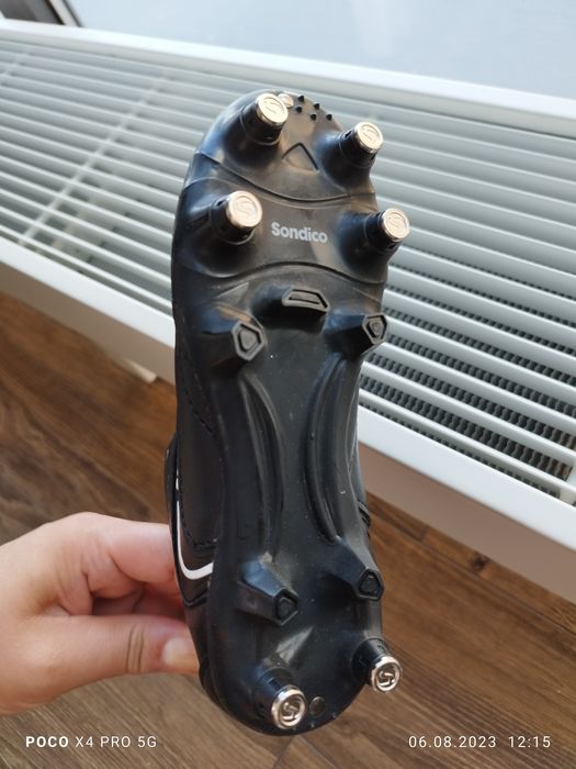 Футбольные бутсы