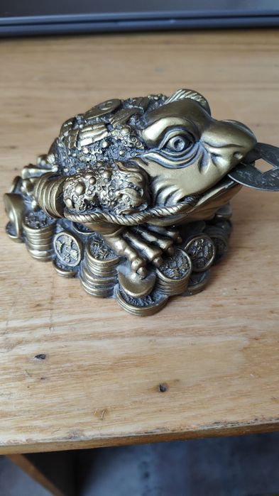 Сувенир лягушка с монетой