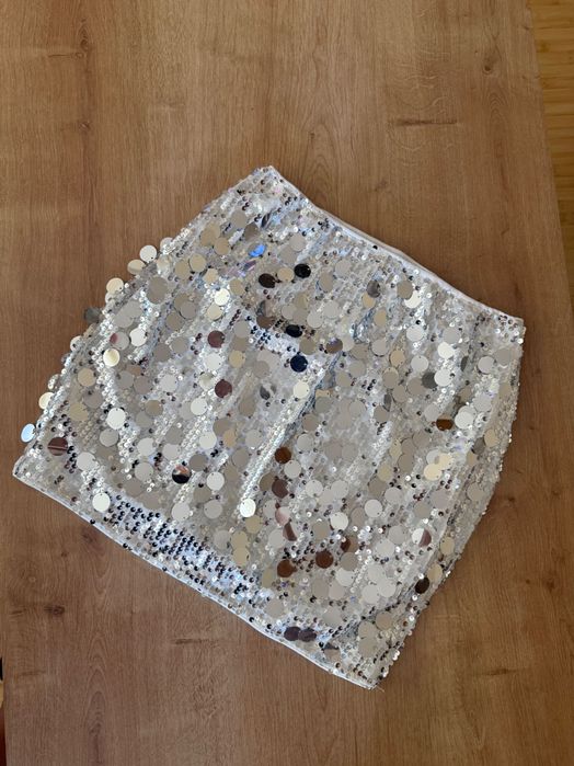 Пола със сребърни пайети