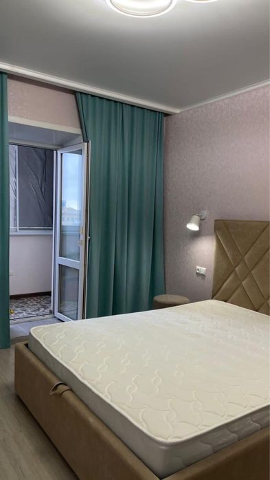 Срочно кровать с матрасом продам