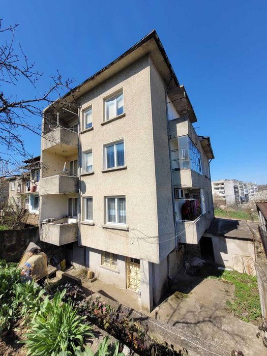 Продава се вторият етаж от къща в гр. Омуртаг на ул. „Панайот Хитов“ 6, с РЗП 250 кв.м. близо до центъра на града