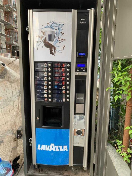 Вендинг Машина NECTA ASTRO с метален куфар и покрив