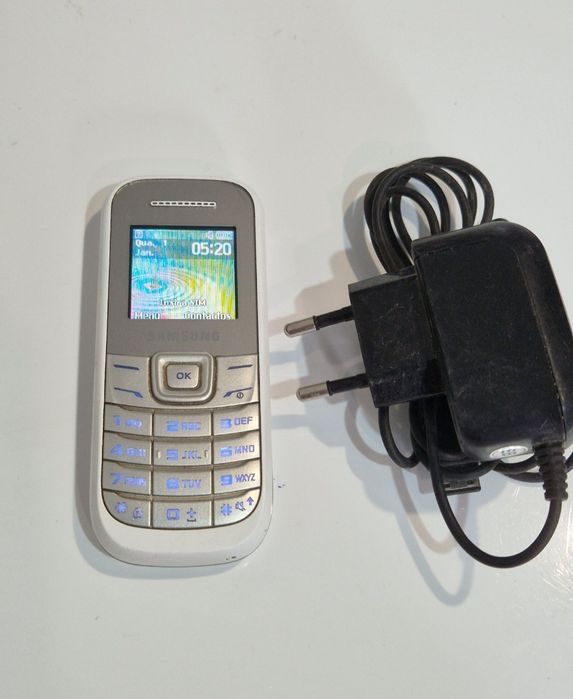 Telefon Samsung cu butoane perfect funcțional