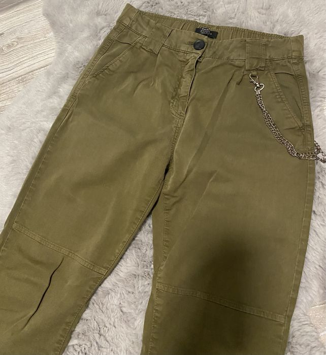 Карго панталон от Bershka с верига, която може да се маха. Размер 36