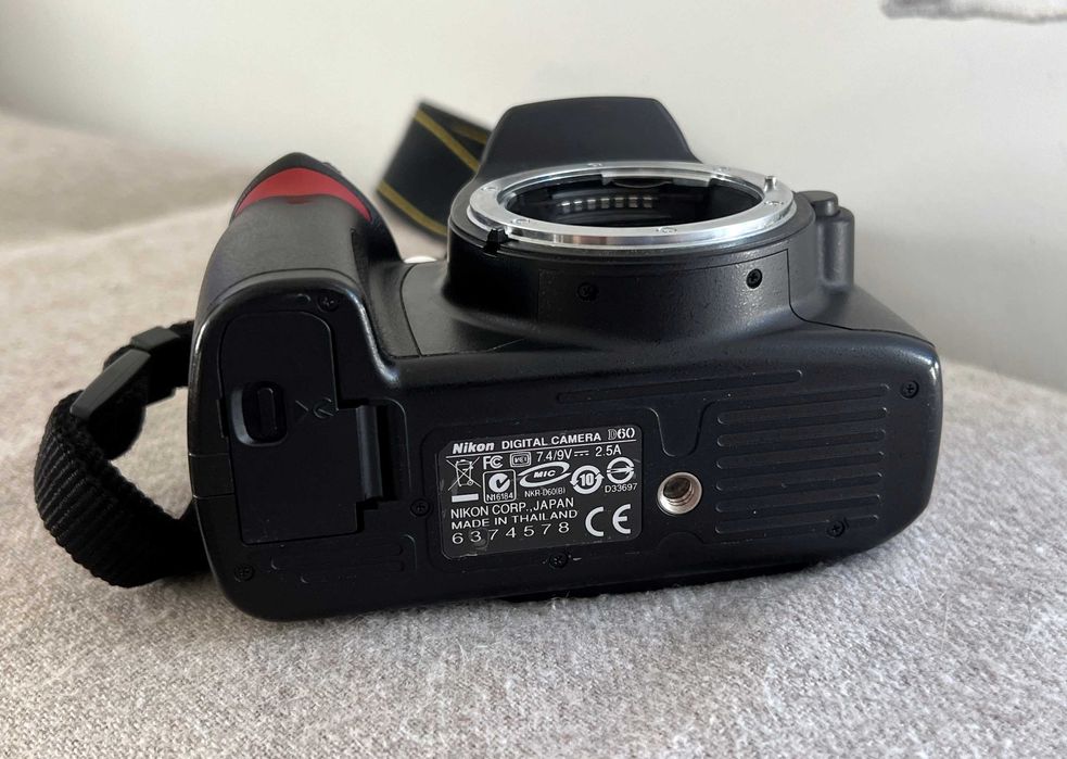 Nikon D60 DSLR body, stare bună, fără baterie, curea inclusă