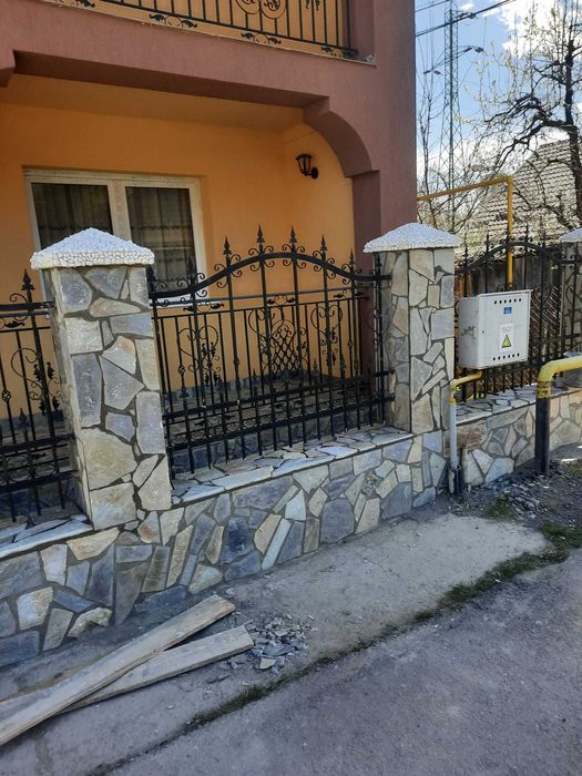 Amenajări exterioare cu piatră de munte și design
