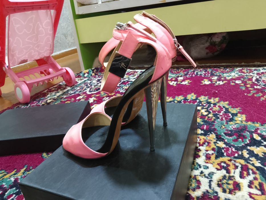 Женские туфли на каблуке