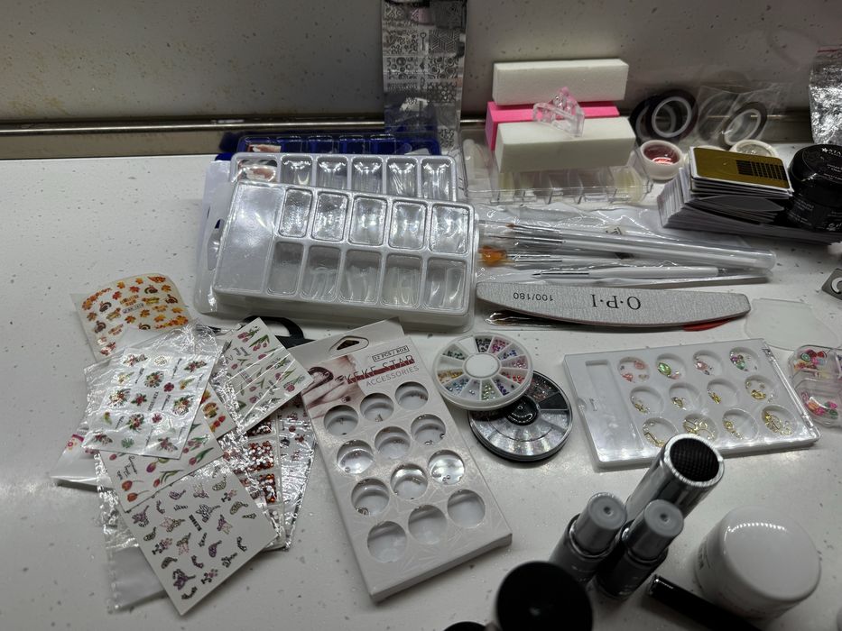 Продавам комплект за маникюр