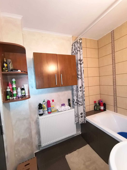 Apartament de vanzare , cu spatiu pentru depozitare la parter , situat la etajul 4 , 3 camere decomandate , spatios ,luminos cu vedere pe doua zone