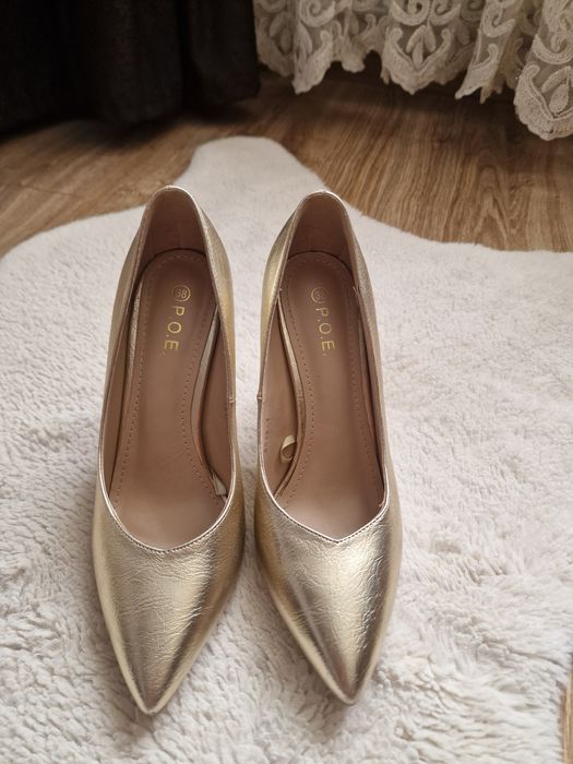 Pantofi cu toc P.O.E aurii