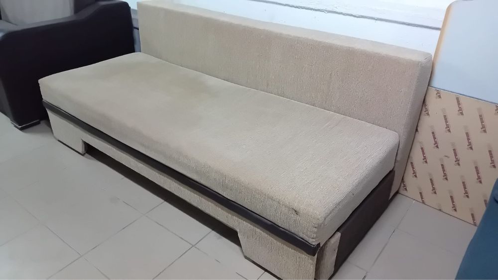 Canapea extensibila cu loc pentru haine