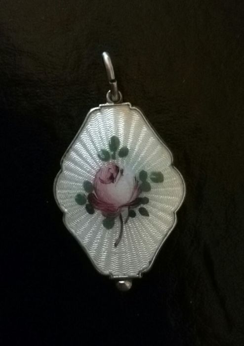 Vând sau schimb pandantiv din argint emailat marcat H STERLING NORWAY.