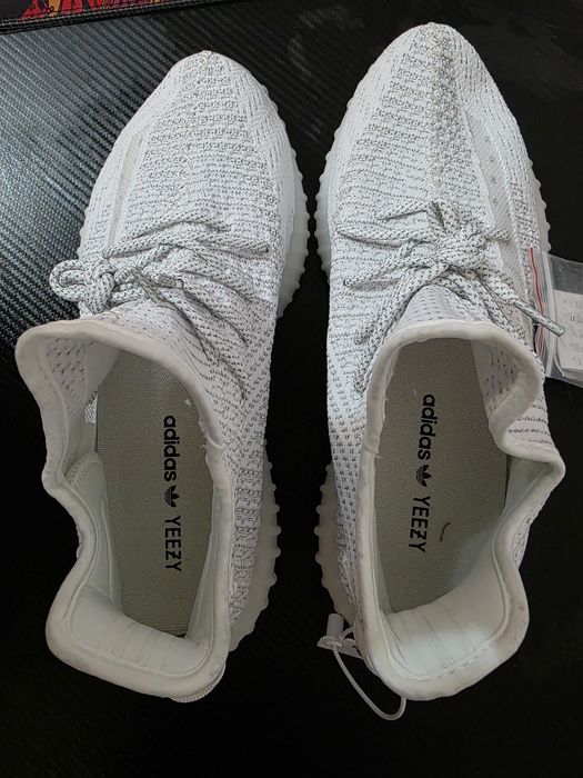Pereche de sneakersi yezzy 350