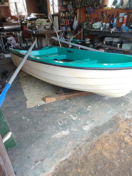 Продам пластиковую лодку