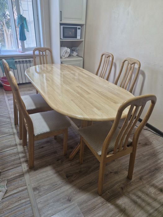 Продается стол и 6 стульев.