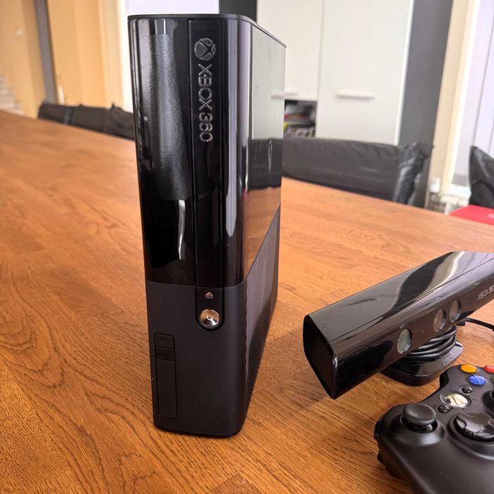 Xbox 360 E 500GB + Kinect | Много добро състояние