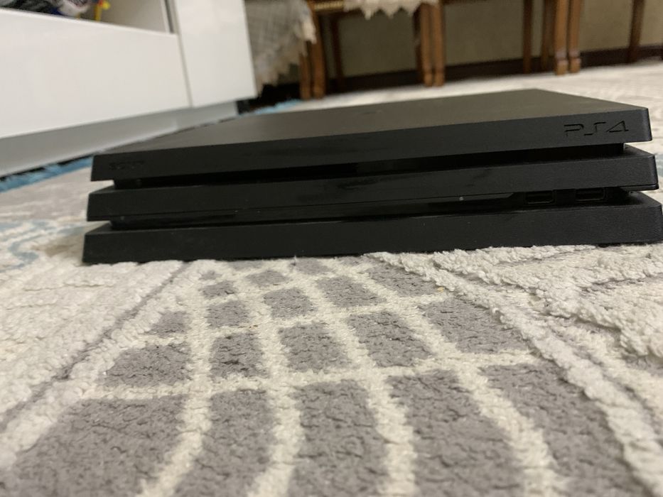 Плейстейшон 4 про в харошом состояне