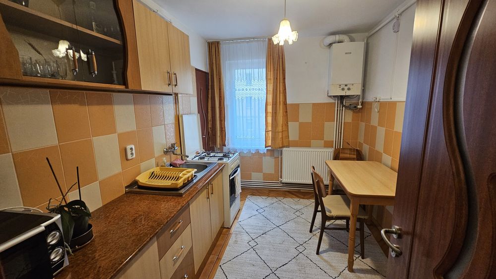 Inchiriez apartament 2 camere Unirii  etajul 1 -  270 euro