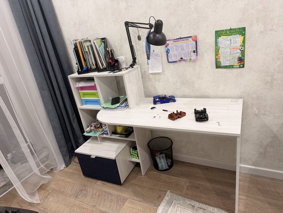 Стол и шкаф в детскую