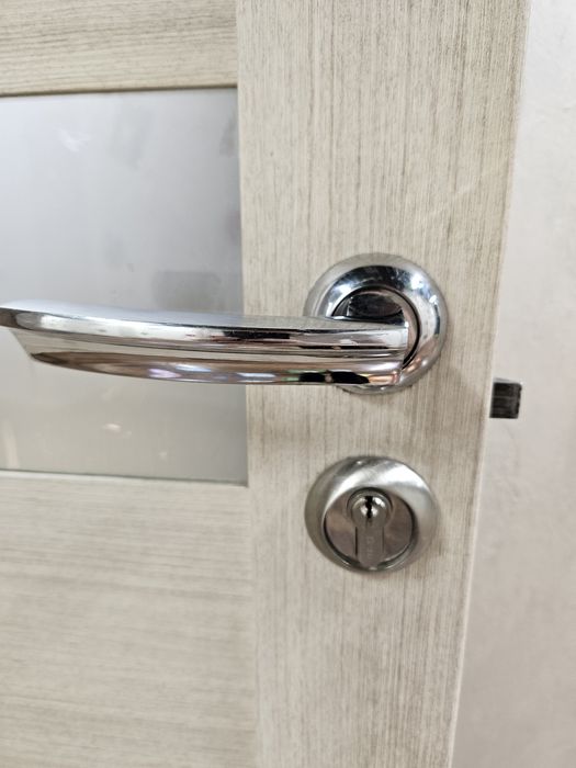 Срочно продаем двери!