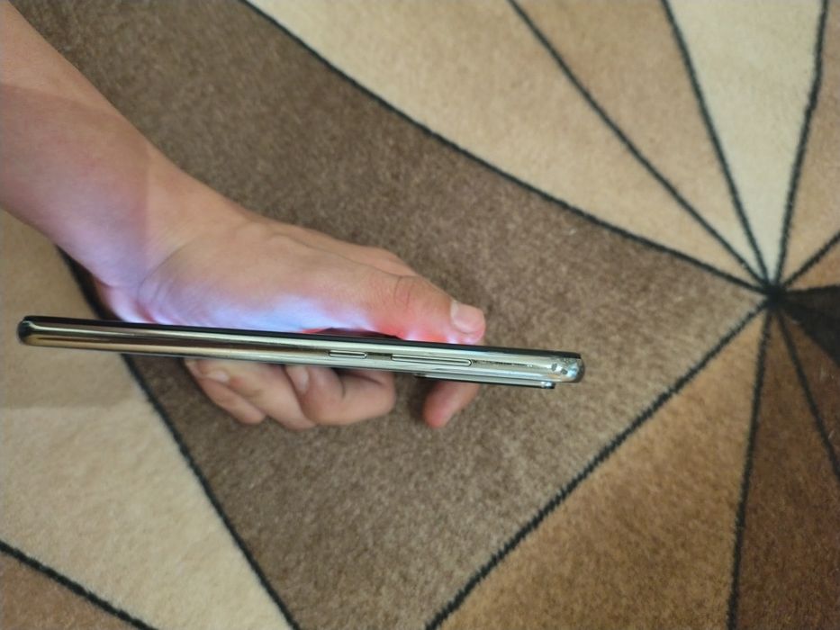 Telefon redmi note 8 stare bună doar că are mici defecte pe colțuri