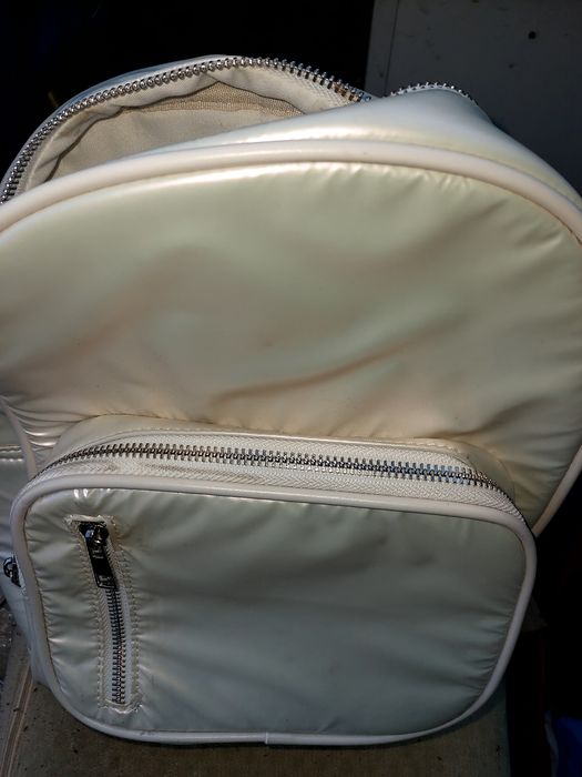 Vând trei rucsacuri și o geantă