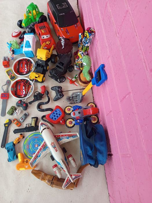 Продаются игрушки.