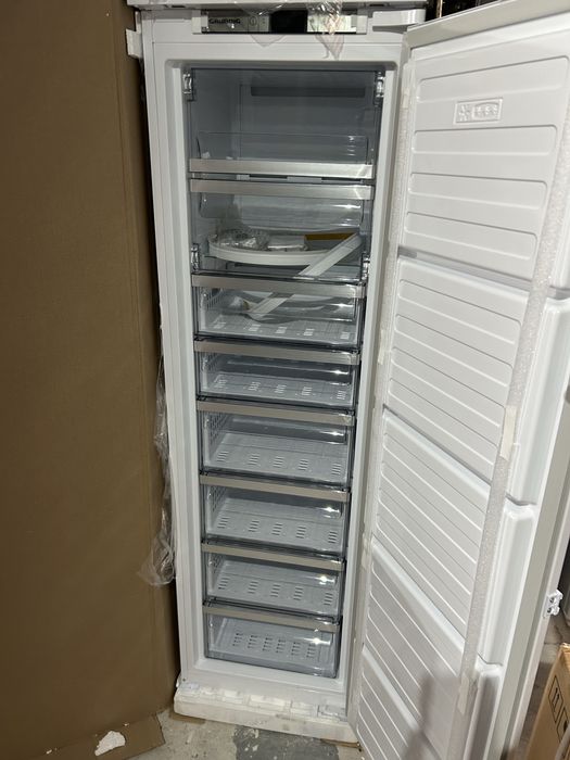 НОВ No Frost Вертикален фризер за вграждане GRUNDIG 177 См ,250 литрa