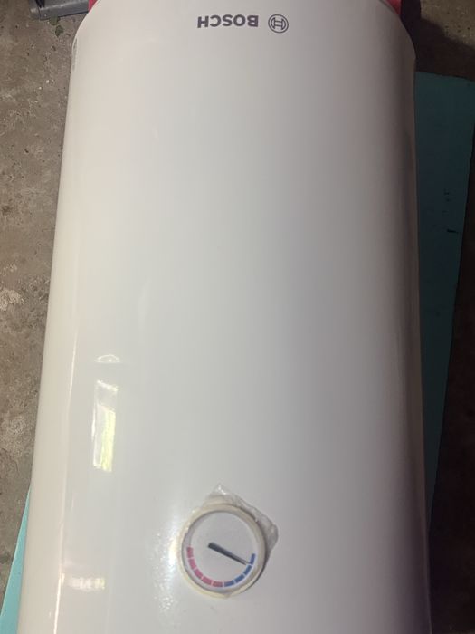 Boiler electrict Bosch Tronic 2000T 80L,2000W. A fost folosit maxim 2 saptamani este ca si nou , nu mai am garantia la el.