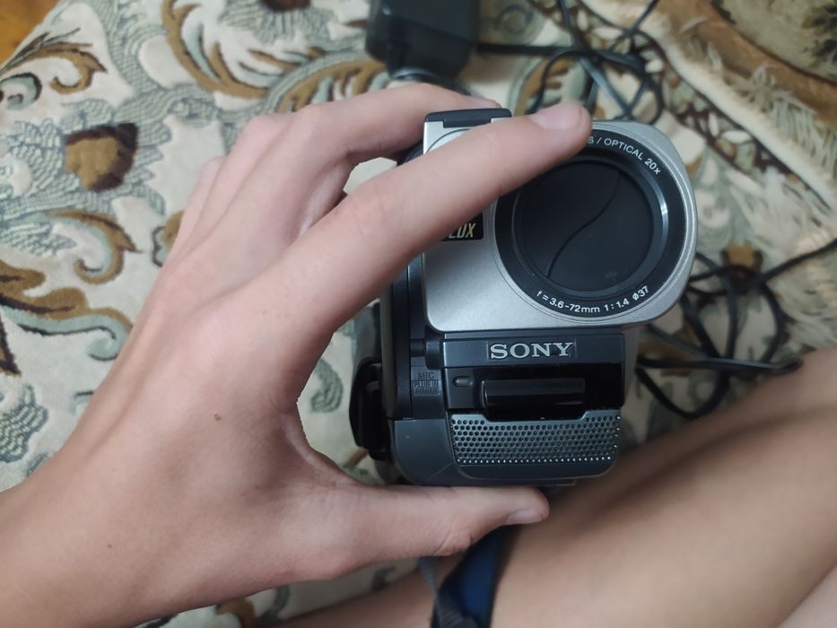 Продам видео камеру Sony