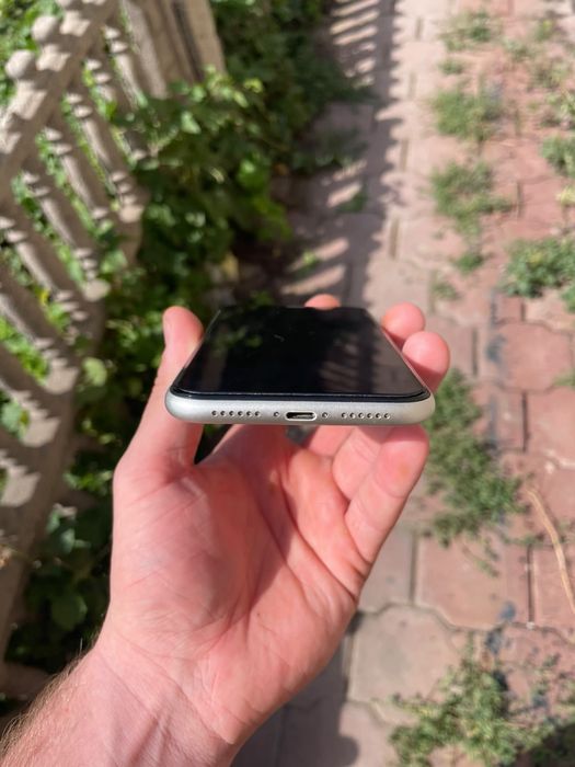 Продам iPhone 11 White