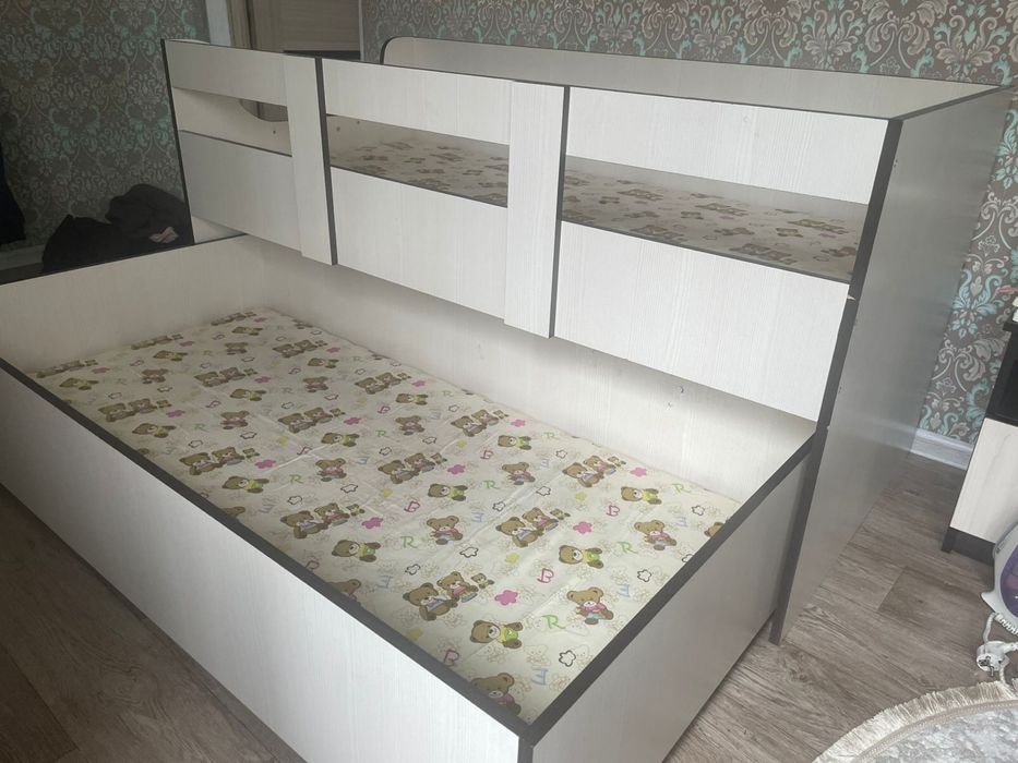 Продам стол детсвкую кровать шкаф