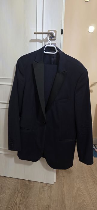 Vând costum de ceremonie in stare foarte bună. Merita văzut!