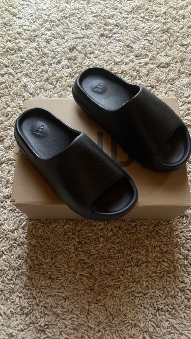 yeezy slides noi marimea 42 si 44.5