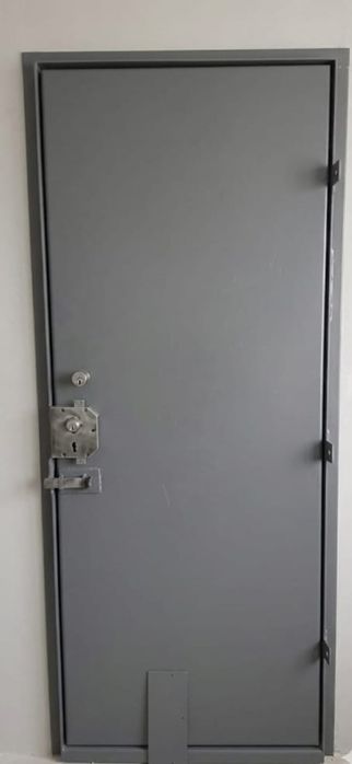 Продам металлическую дверь